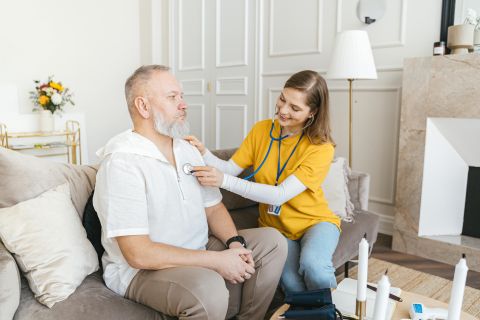 Ontdek de Kennisbank Zorg van Bouw-Zorg Groep. Praktische kennis over zorgfuncties, bevoegd en bekwaam handelen, cliëntveiligheid en ontwikkelingen in de zorg.